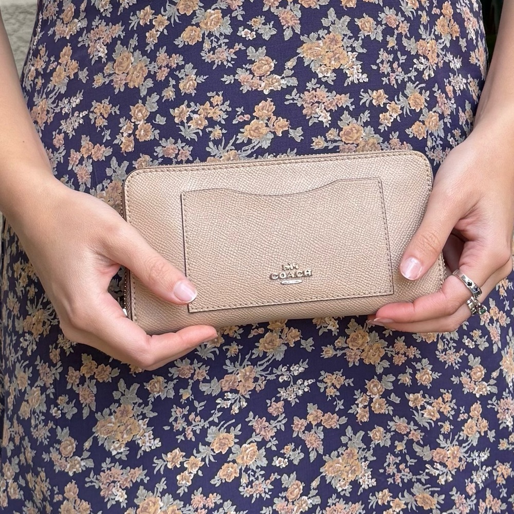 Vintage Coach Beige/Gold Leather Zip Wallet